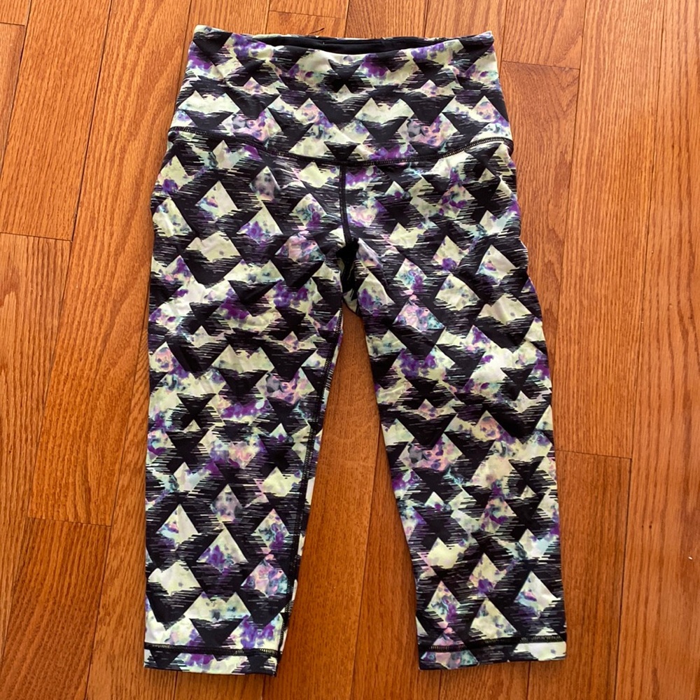 VS Women’s leggings. Size: small. Multicolor, knee length